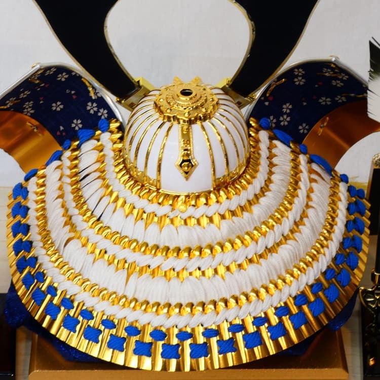兜ケース飾り「空高く(白金)」
