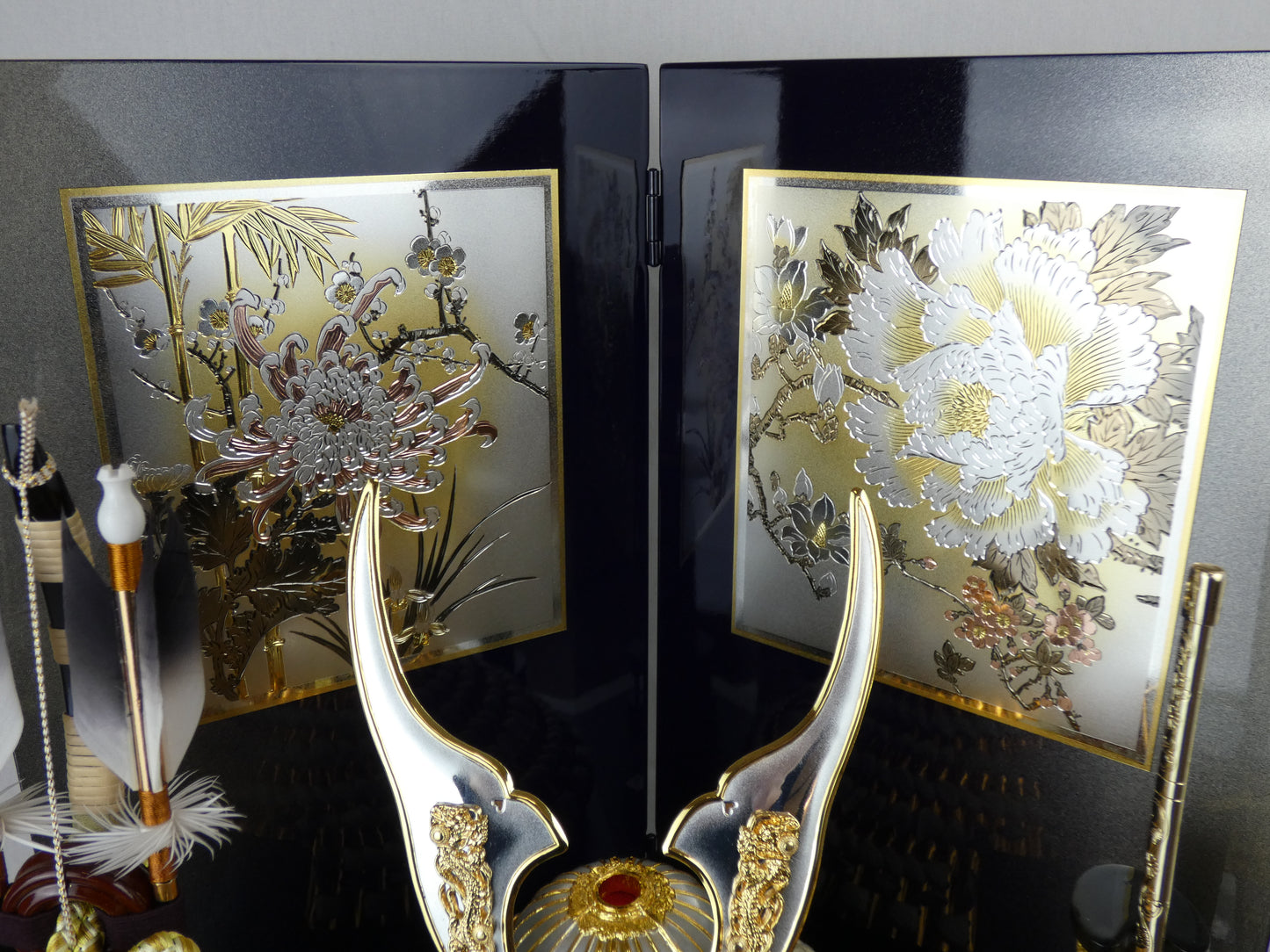 プレミアムコンパクト 御兜収納飾り[牡丹」 5063