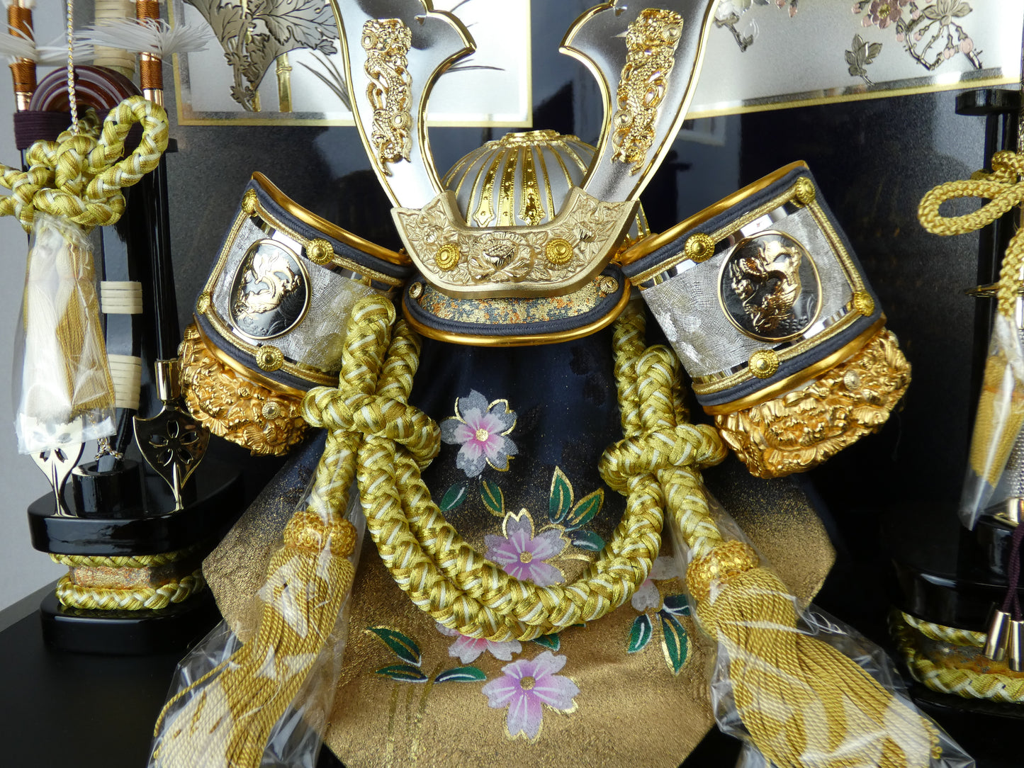 プレミアムコンパクト 御兜収納飾り[牡丹」 5063