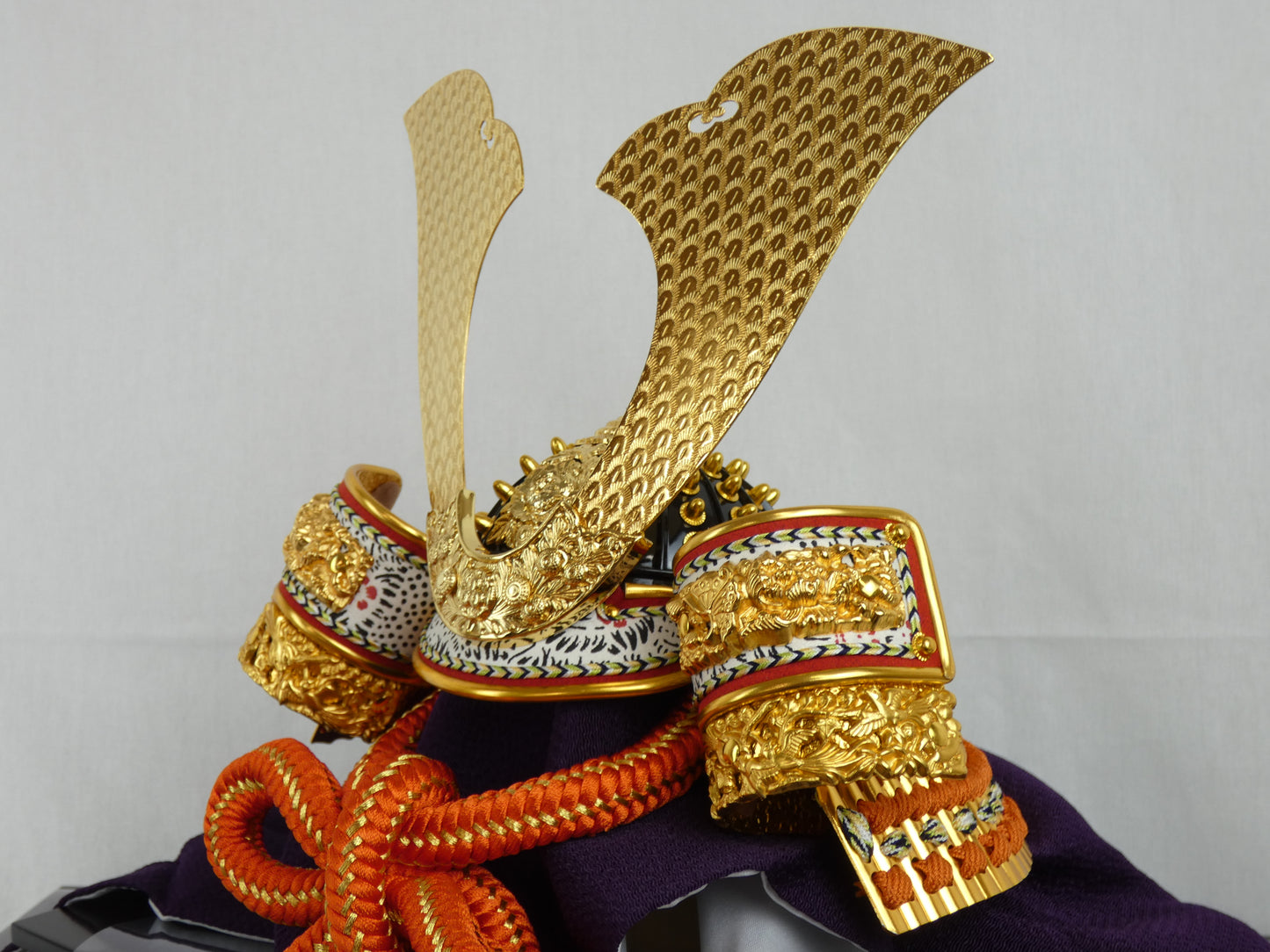 御兜飾り「黄金兜」 53050