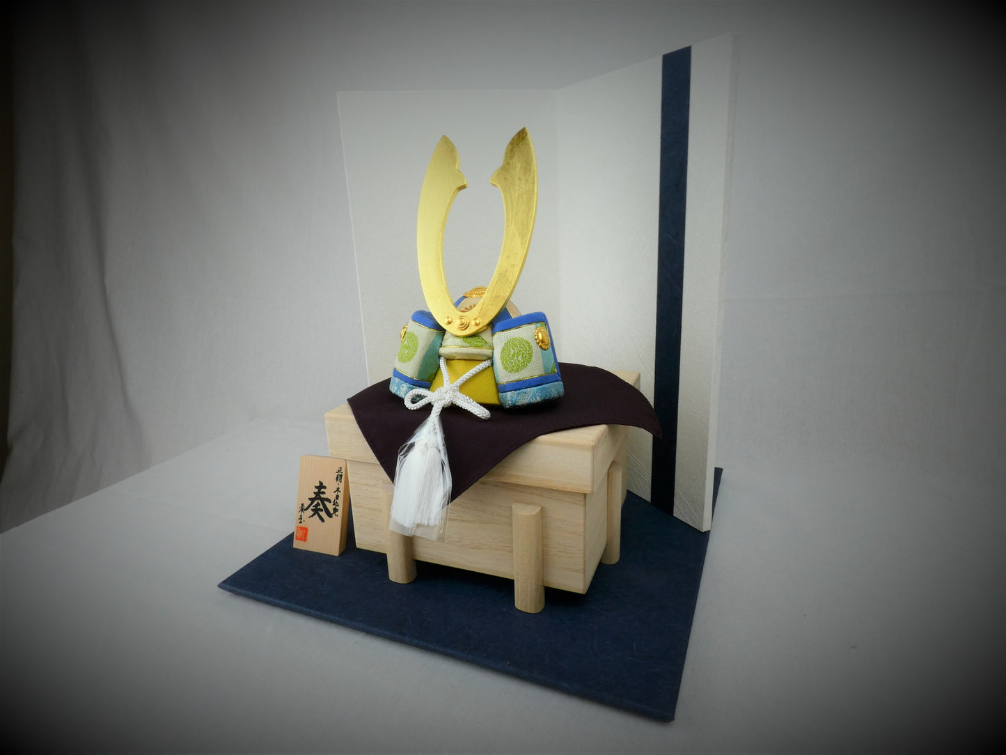 木目込み兜飾り