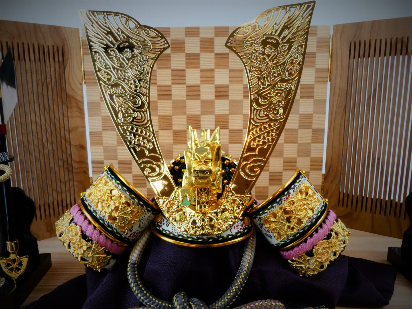 紅花染糸縅 金山杉市松模様 御兜飾り 54501