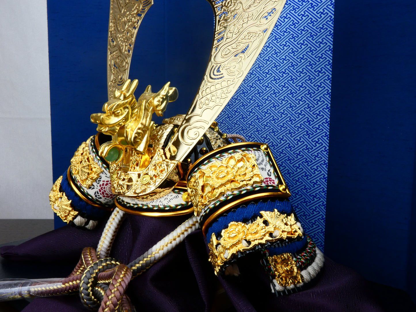 徳島県「阿波藍」手染め兜飾り 54053