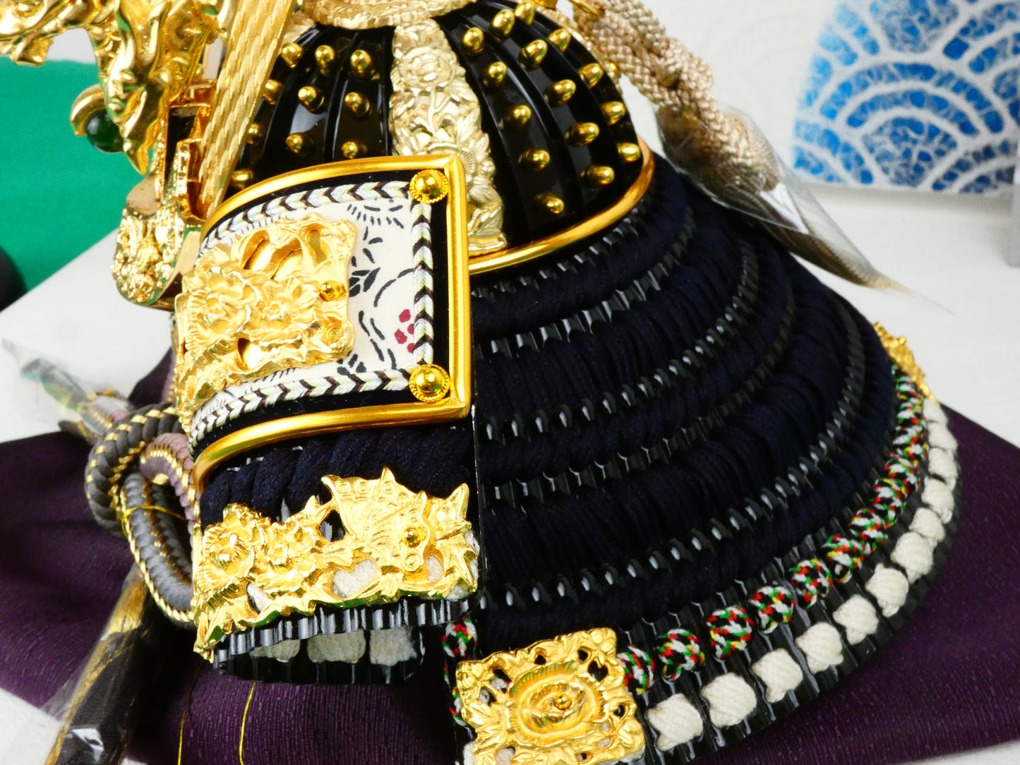 徳島県「阿波藍」手染め兜飾り 手漉き和紙飾り台仕様