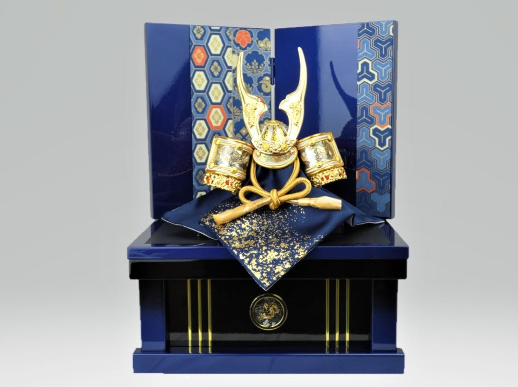 プレミアムコンパクトシリーズ 御兜収納飾り「藍」 – 人形の柴崎 