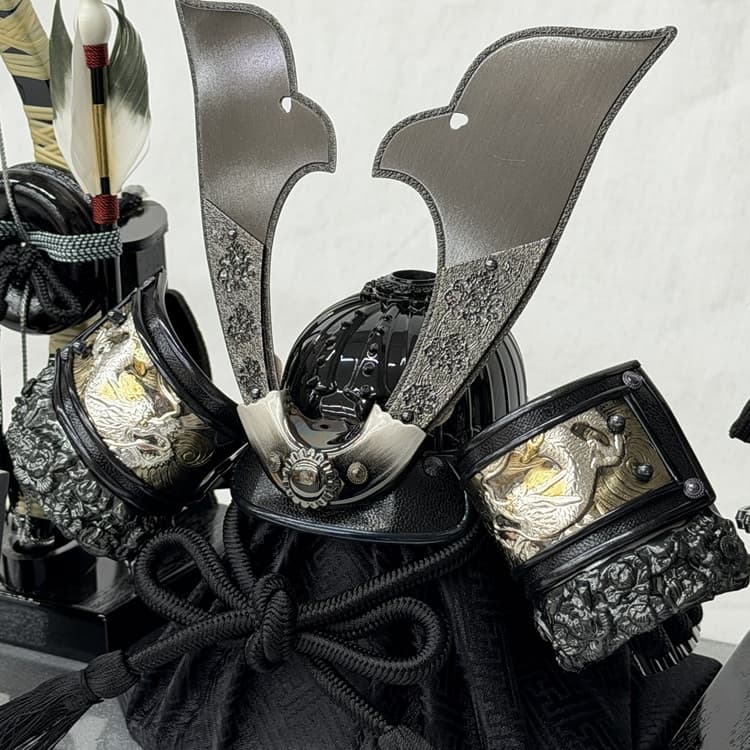 漆黒昇龍」兜ケース飾り～陣羽織特典付き～ – 人形の柴崎オンラインストア