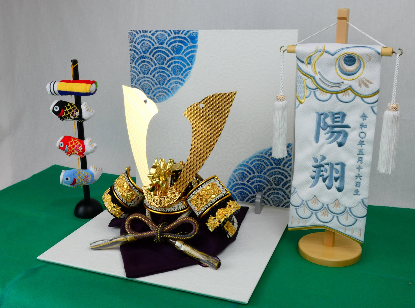 徳島県「阿波藍」手染め兜飾り 手漉き和紙飾り台仕様